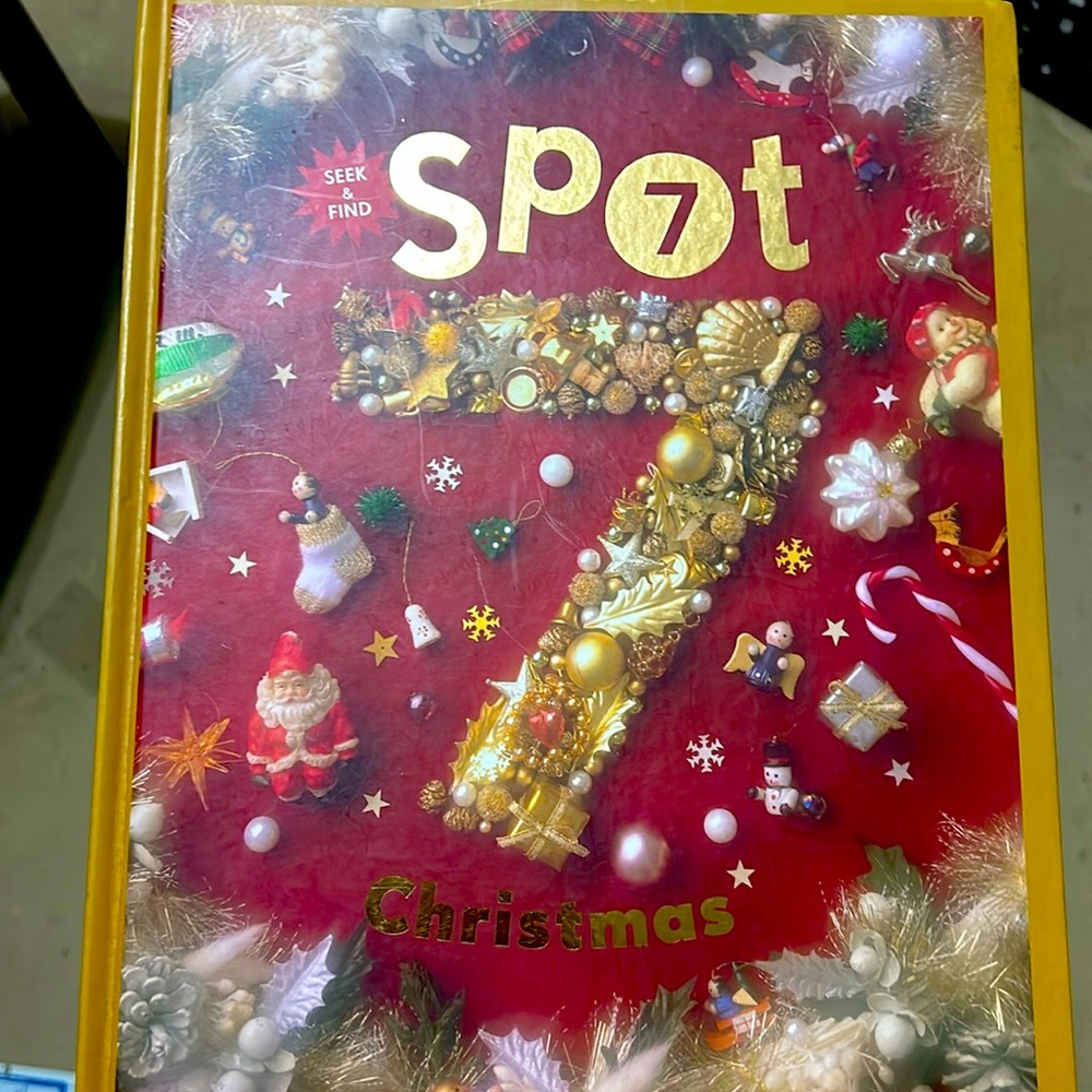 Spot 7 Seek and Find Christmas book